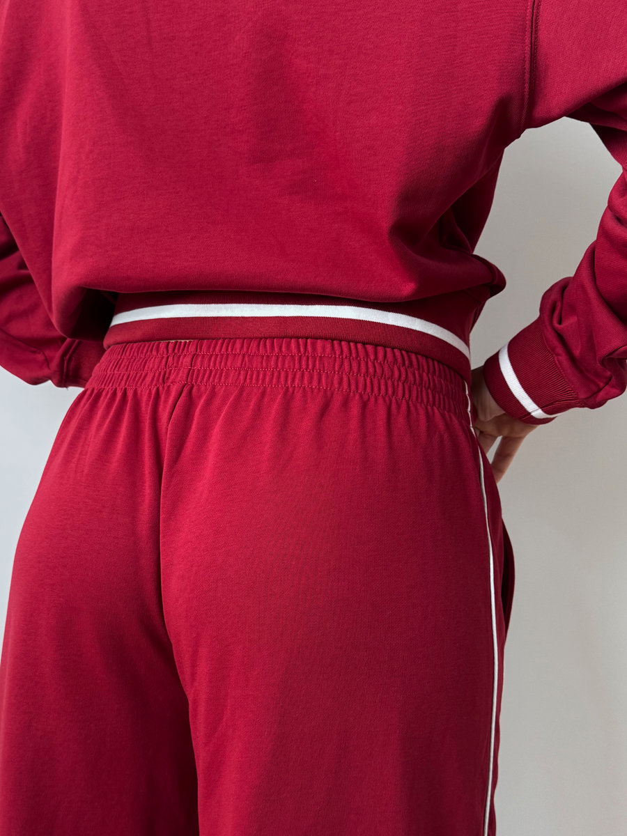 Брюки-трубы спортивные с контарстными линиями