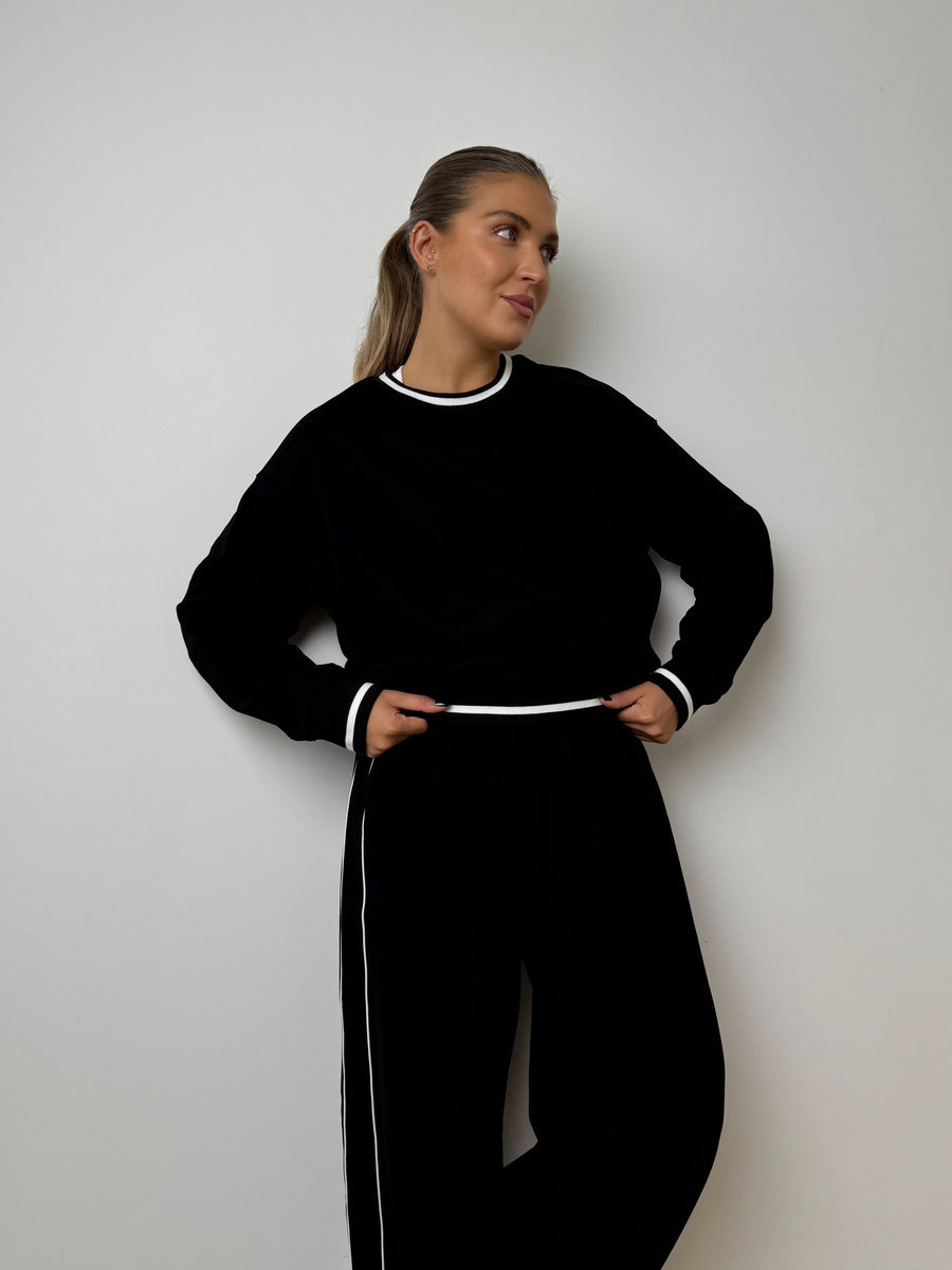 Брюки-трубы спортивные с контарстными линиями