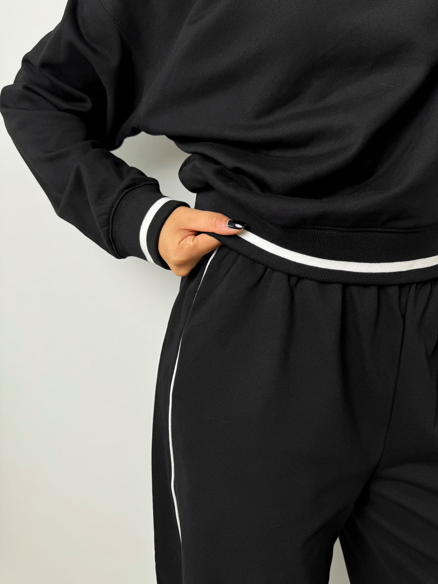 Спортивный свитшот с контрастными линиями