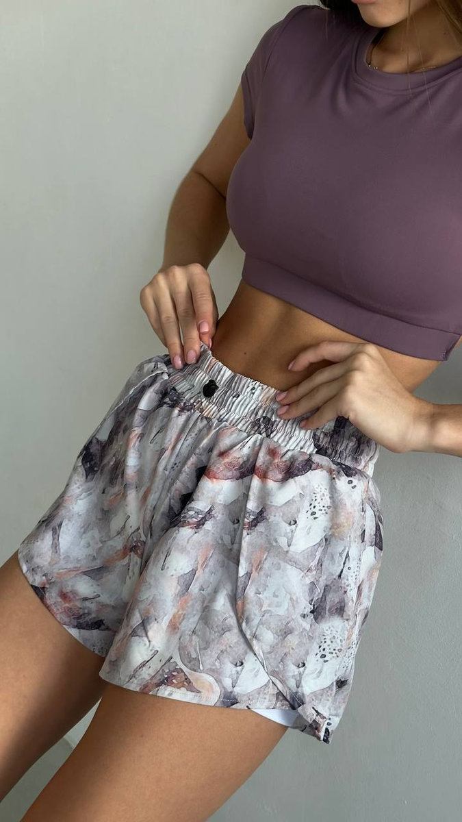 Спортивные светлые шорты,сшитые внахлест