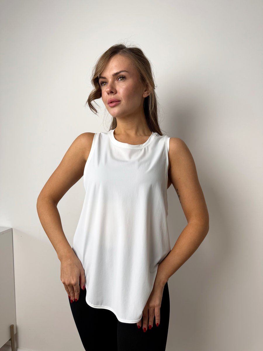 Майка удлиненная прямая с сеточкой на спине и разрезом