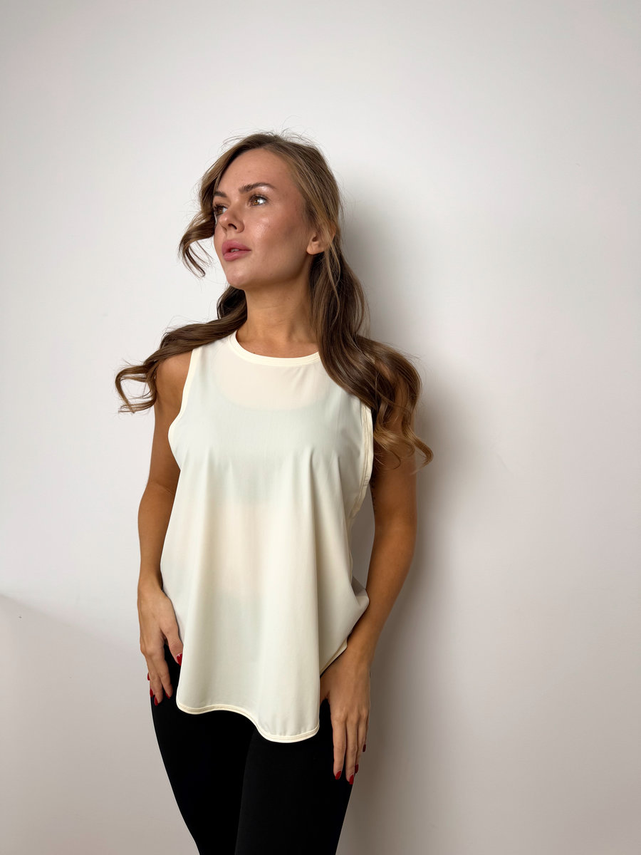 Майка удлиненная прямая с сеточкой на спине и разрезом