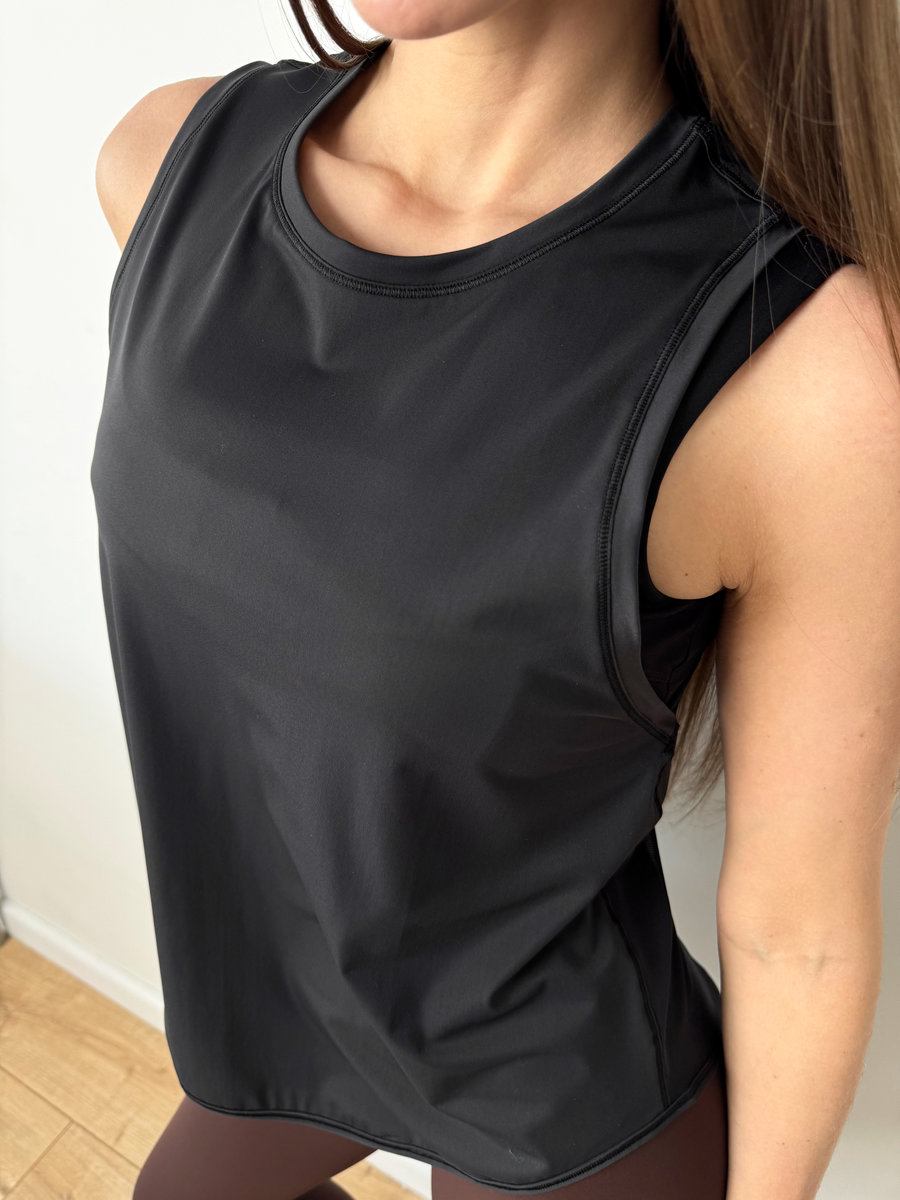 Майка удлиненная прямая с сеточкой на спине и разрезом