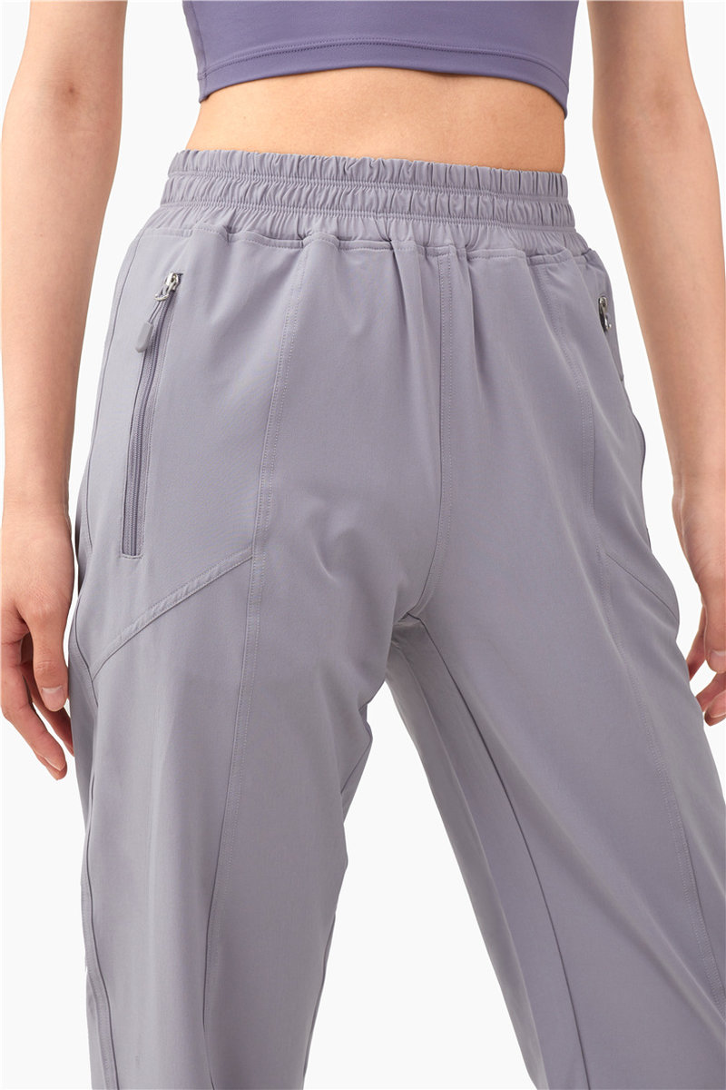 Спортивные брюки с карманами на замочках