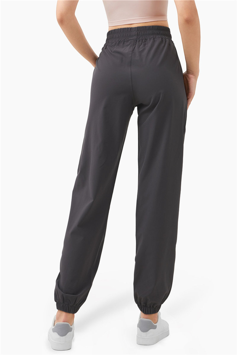 Спортивные брюки с карманами на замочках