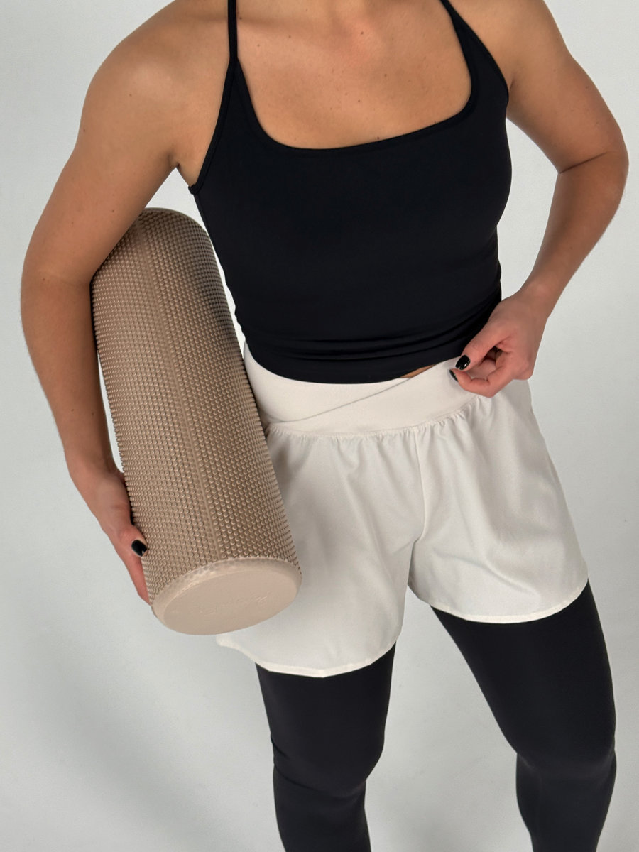 Спортивные шорты с V-талией поверх леггинсов