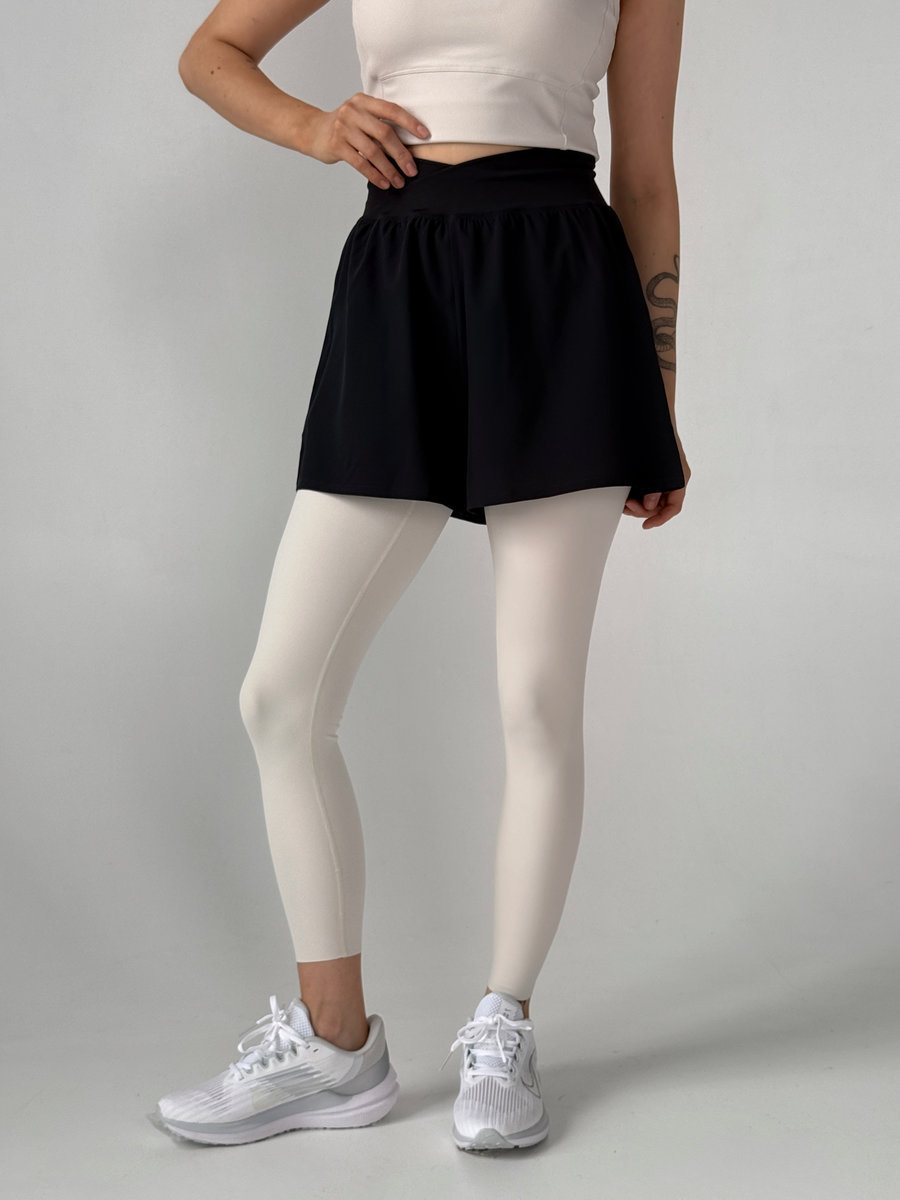 Спортивные шорты с V-талией поверх леггинсов