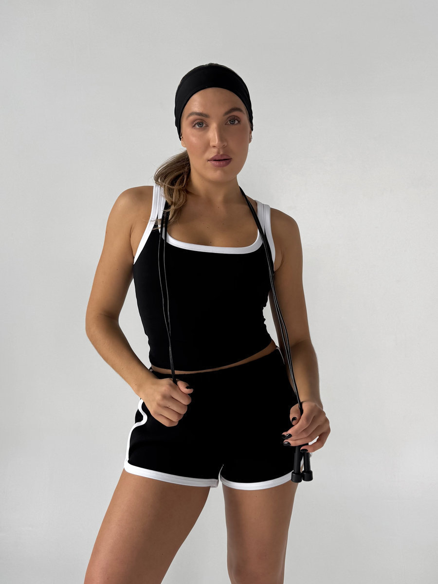 Спортивные шорты в ретро-стиле с контрастными линиями