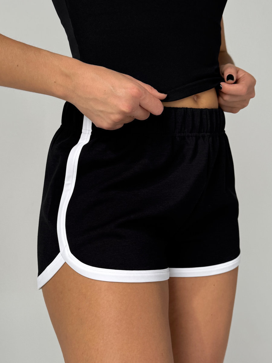 Спортивные шорты в ретро-стиле с контрастными линиями