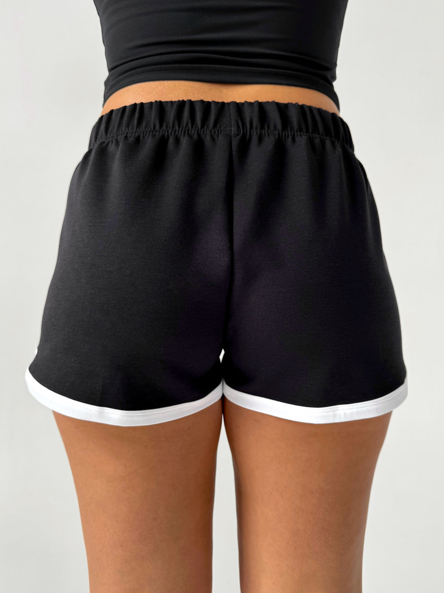 Спортивные шорты в ретро-стиле с контрастными линиями