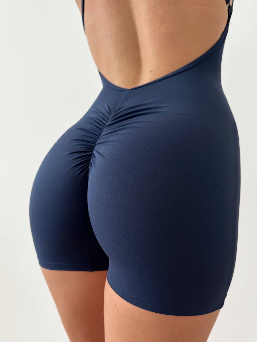 Комбинезон укороченный с открытой спинкой и тонкими бретелями