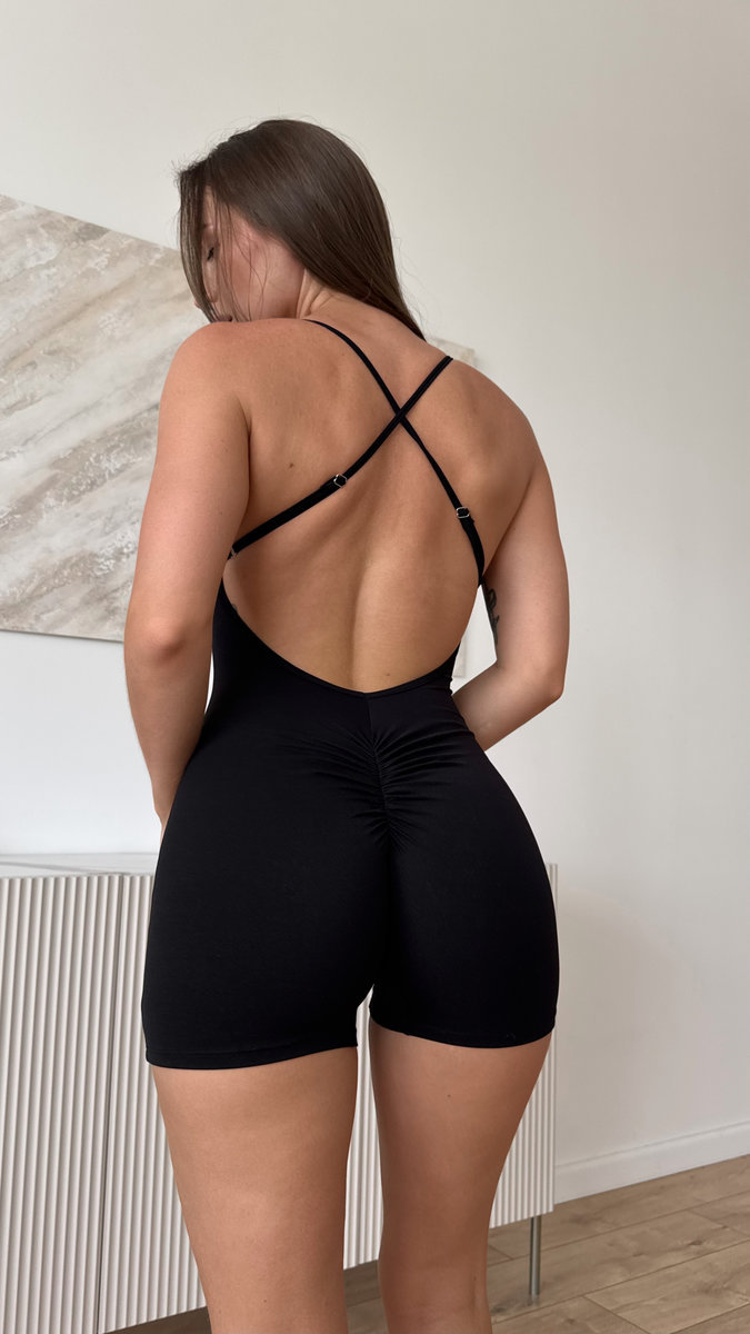 Комбинезон укороченный с открытой спинкой и тонкими бретелями