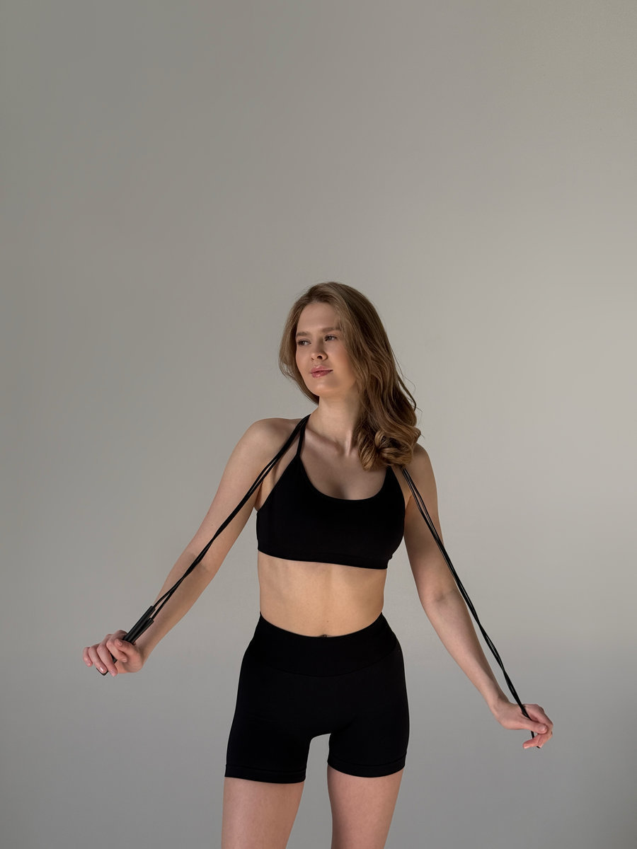 Бесшовные шорты,подчеркивающие ягодицы