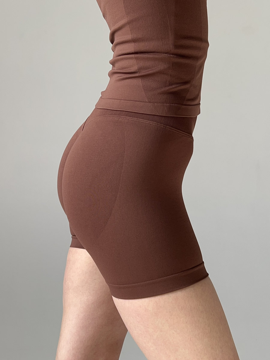 Бесшовные шорты,подчеркивающие ягодицы