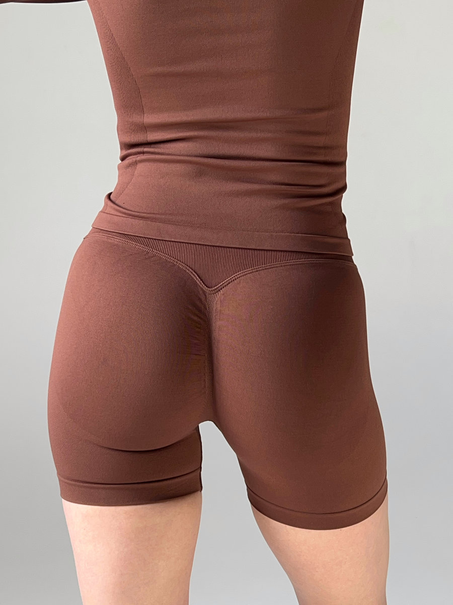 Бесшовные шорты,подчеркивающие ягодицы
