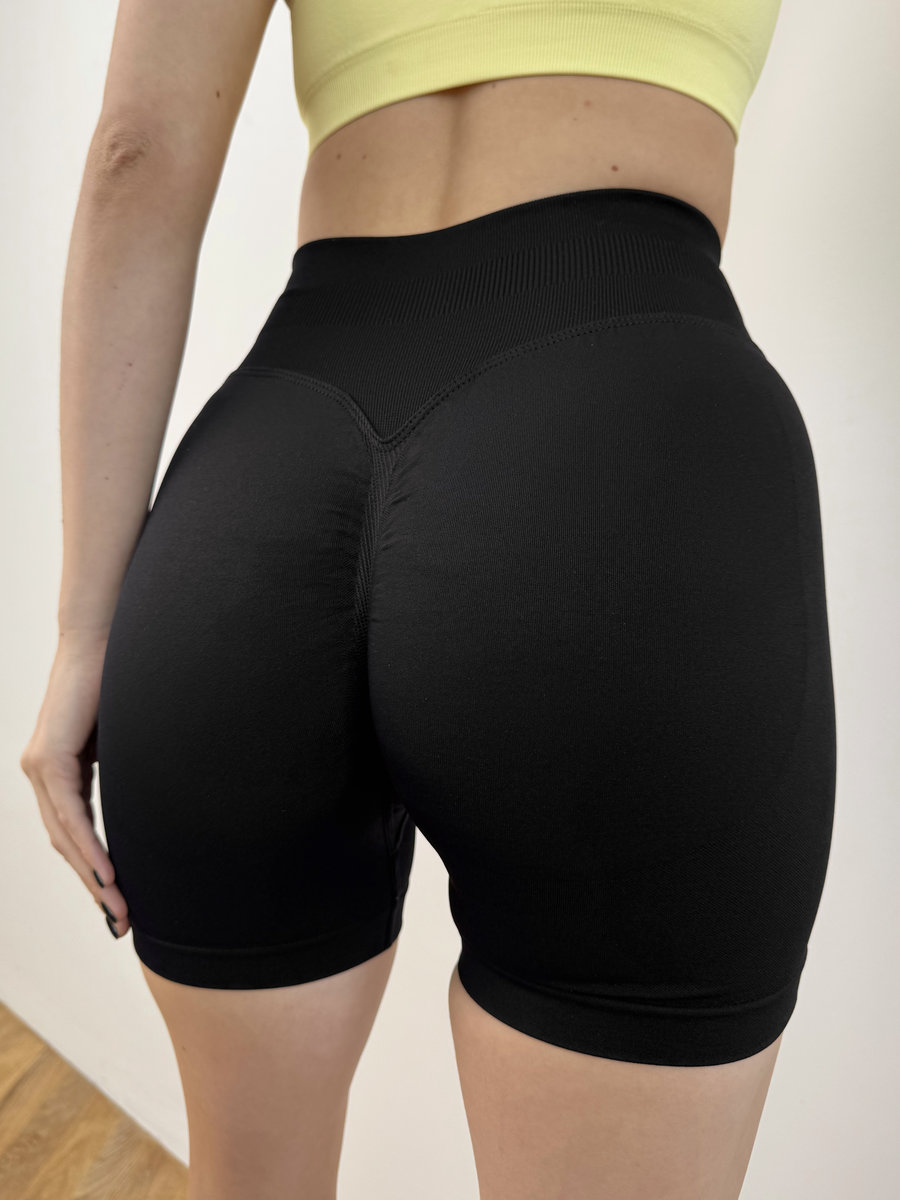 Бесшовные шорты,подчеркивающие ягодицы