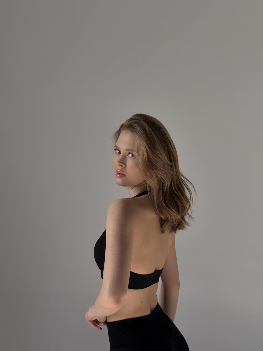 Топ бесшовный с бретелью через шею (Без застежки)