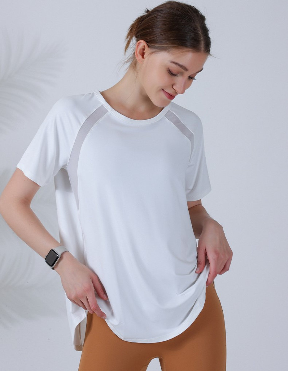 Футболка для фитнеса с разрезом и сеточкой на спине