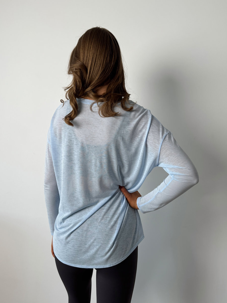 Лонгслив полупрозрачный с разрезом спереди