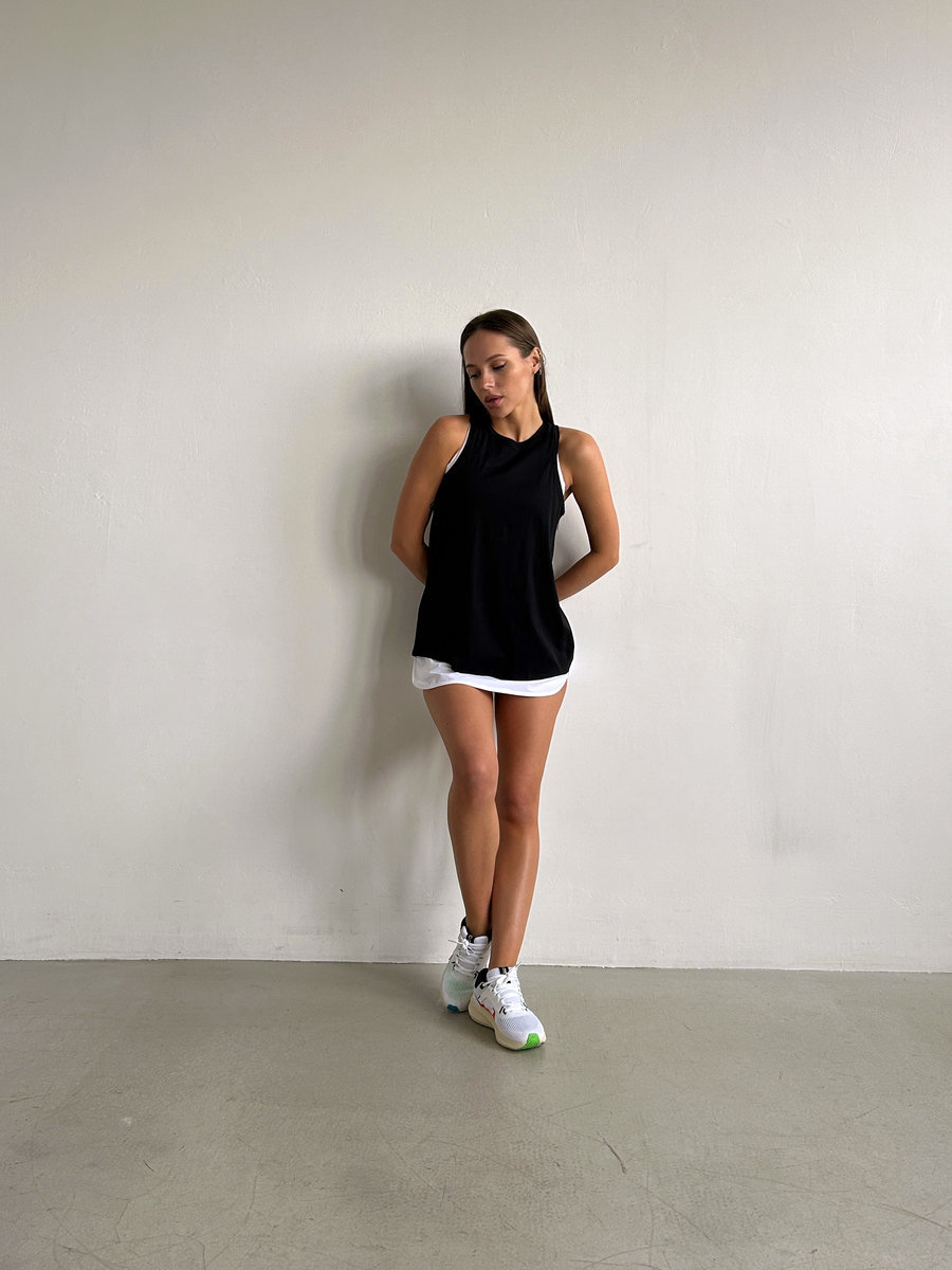 Спортивная  удлиненная майка с глубоким разрезом на спине