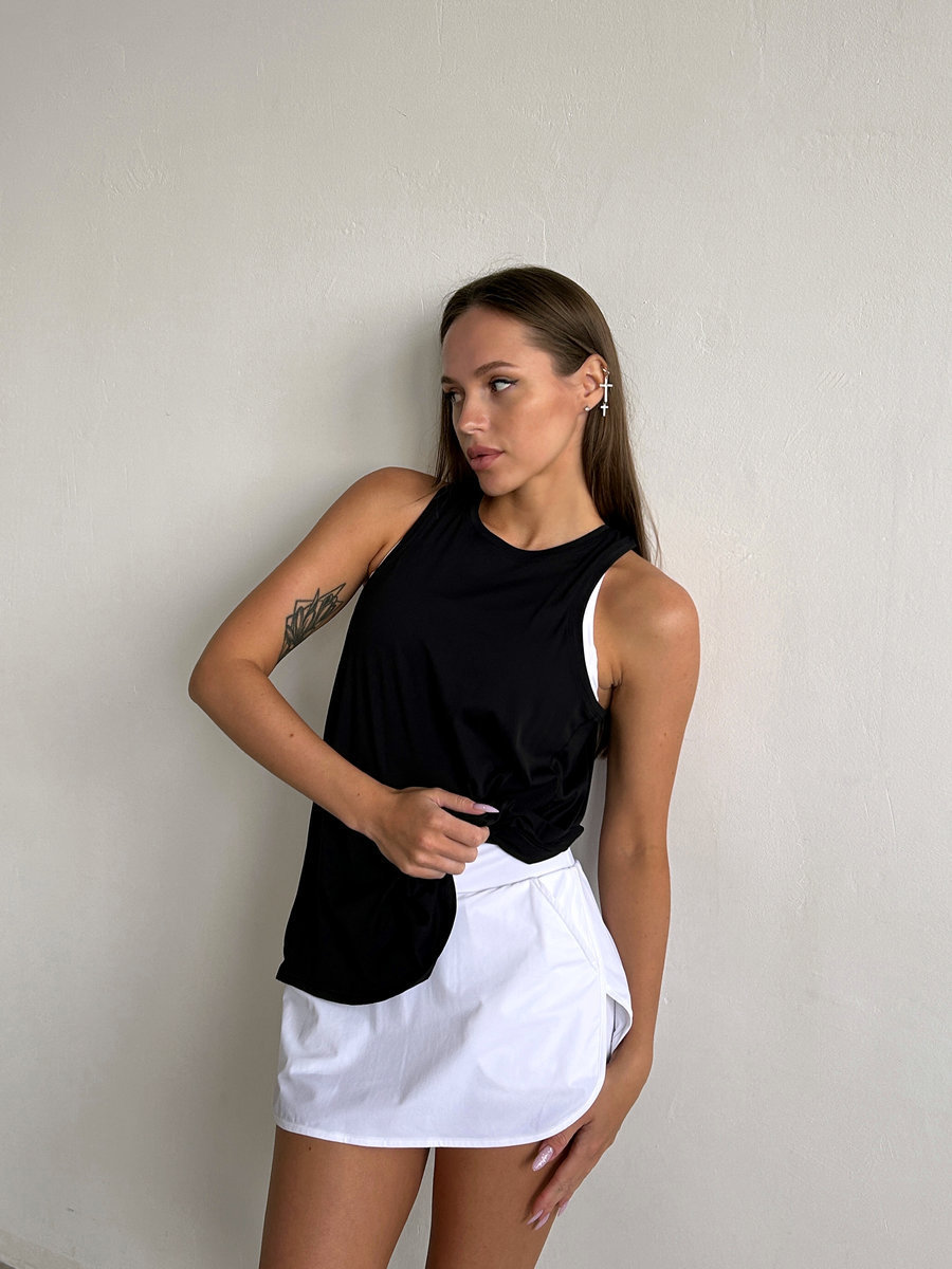 Спортивная  удлиненная майка с глубоким разрезом на спине