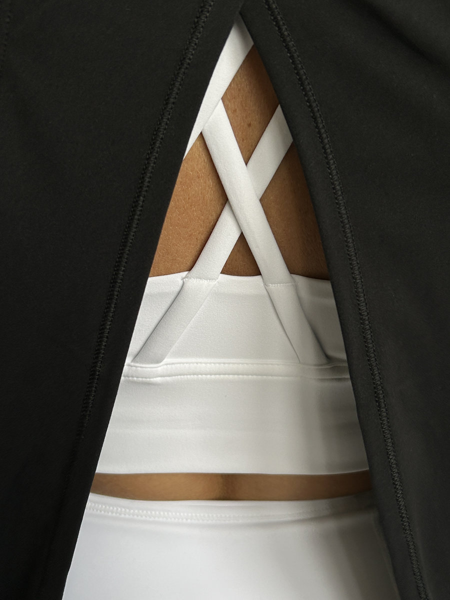 Спортивная  удлиненная майка с глубоким разрезом на спине