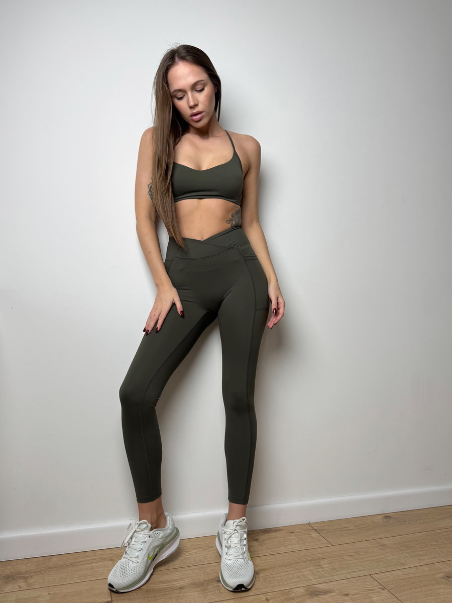 Леггинсы с боковыми карманами и V-талией