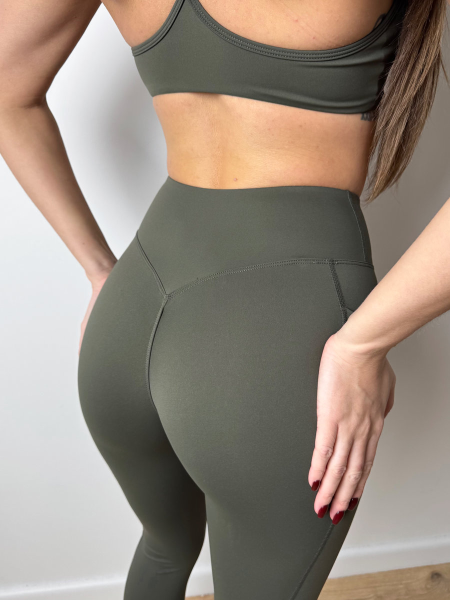 Леггинсы с боковыми карманами и V-талией