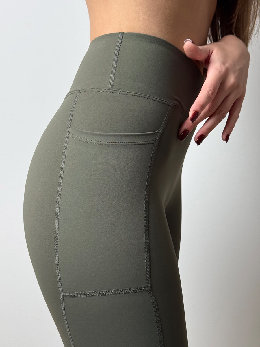 Леггинсы с боковыми карманами и V-талией