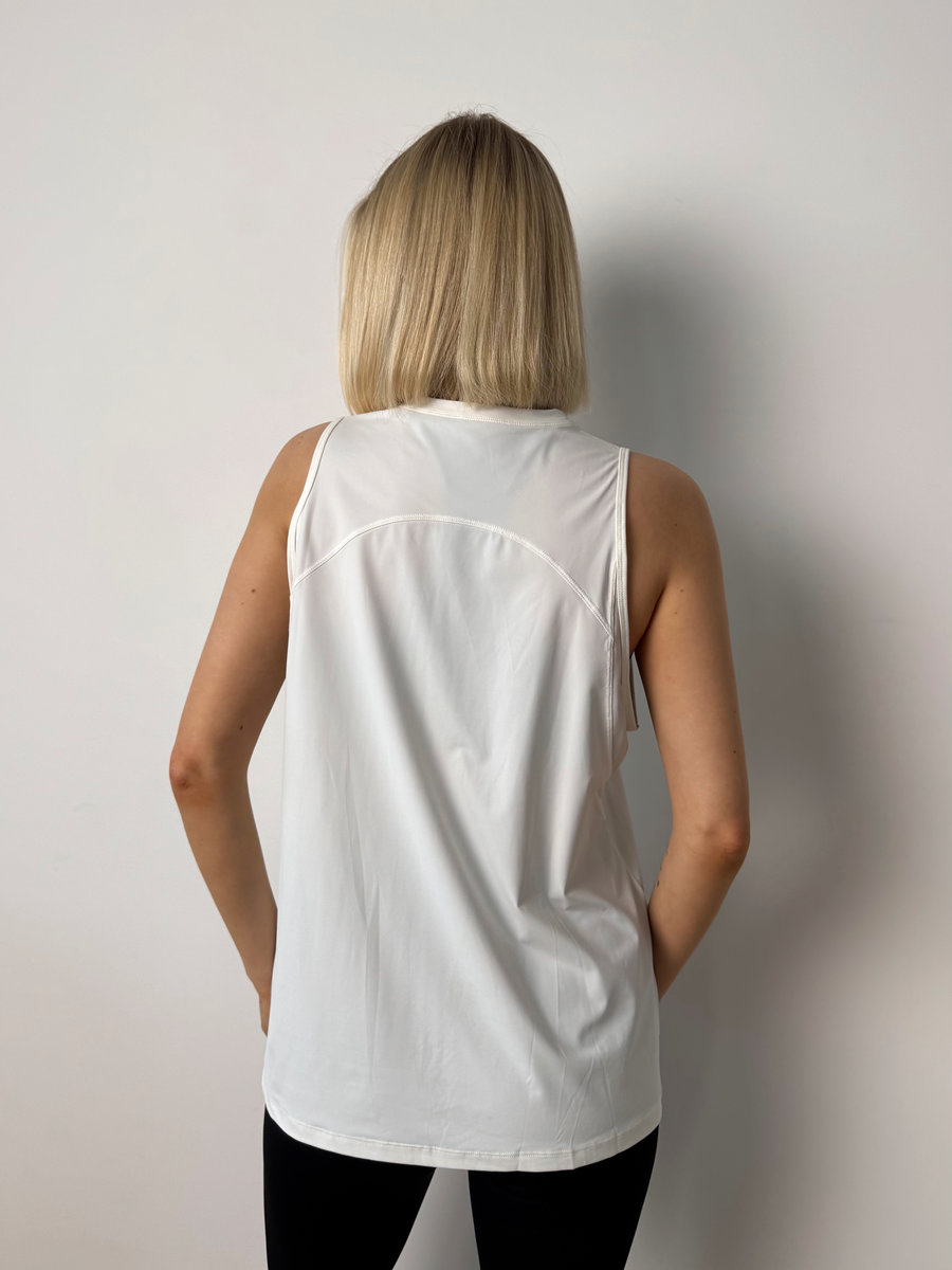 Майка удлиненная прямая с глубокой проймой