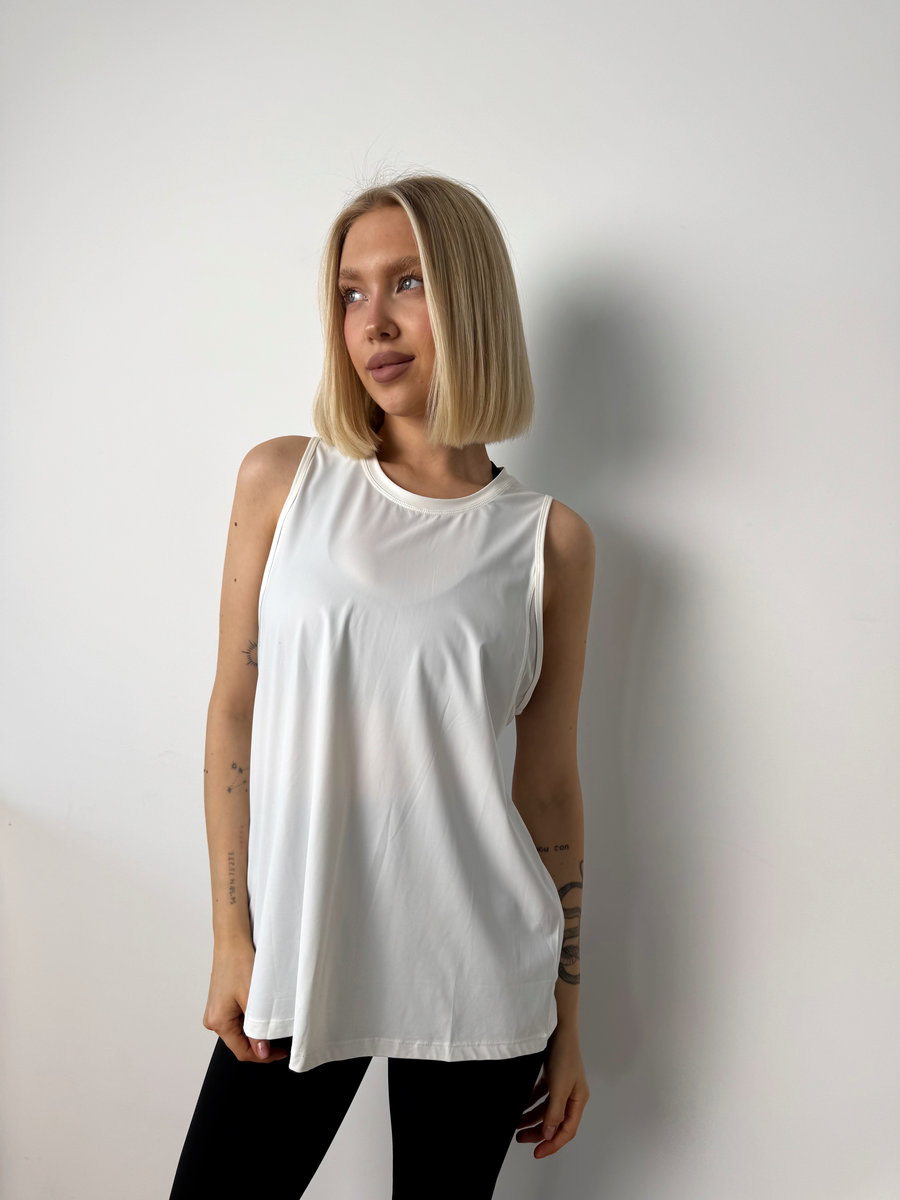 Майка удлиненная прямая с глубокой проймой