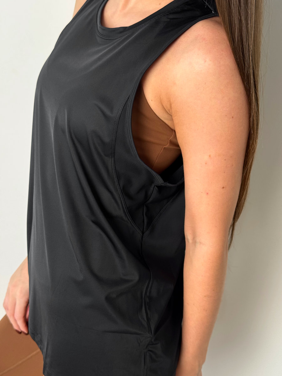 Майка удлиненная прямая с глубокой проймой