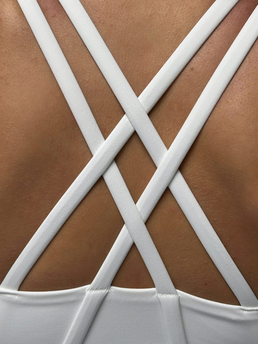 Спортивное бра с перекрещивающимися бретелями на спине (замок на груди)