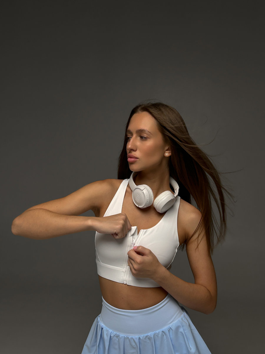 Спортивное бра с перекрещивающимися бретелями на спине (замок на груди)