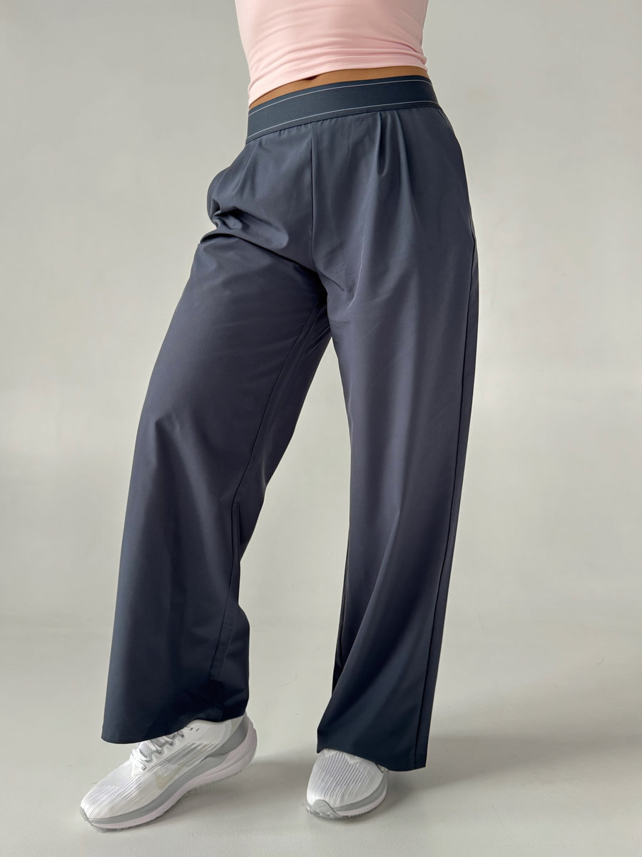 Прямые спортивные широкие брюки с эластичной резинкой на поясе