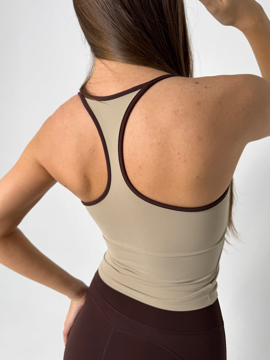 Майка c открытыми лопатками с встроенными чашками