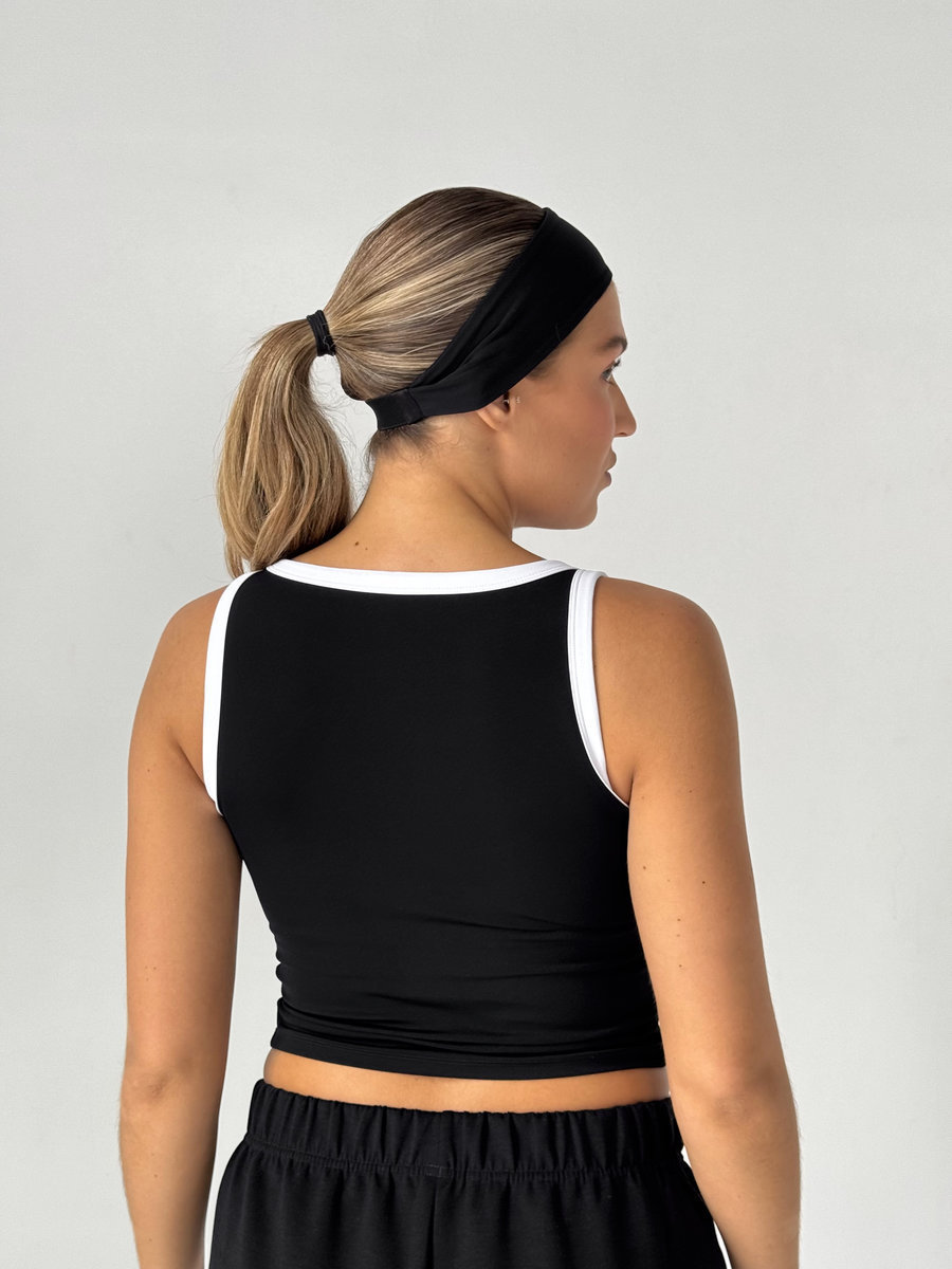 Майка с контрастными линиями с встроенными чашками LINE