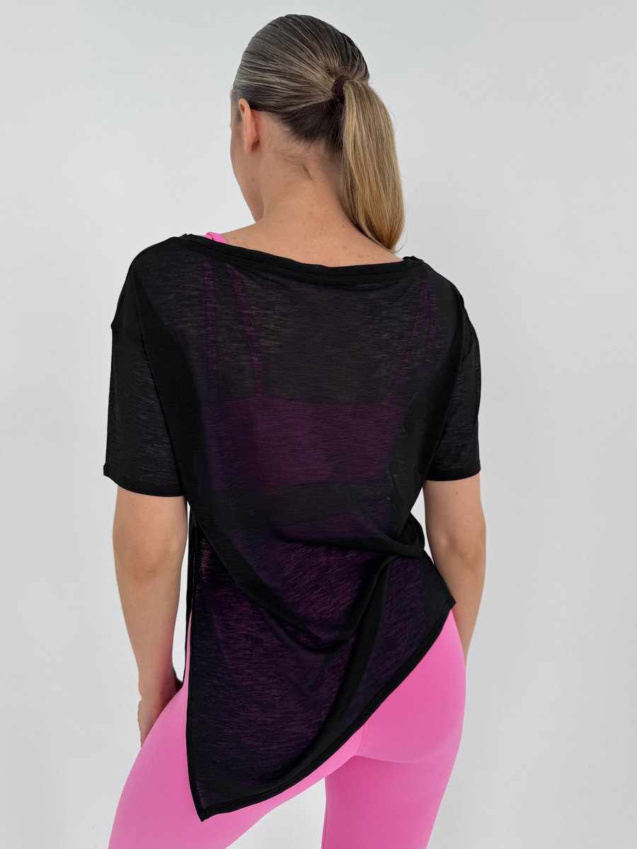 Футболка из полупрозрачной ткани с разрезом спереди