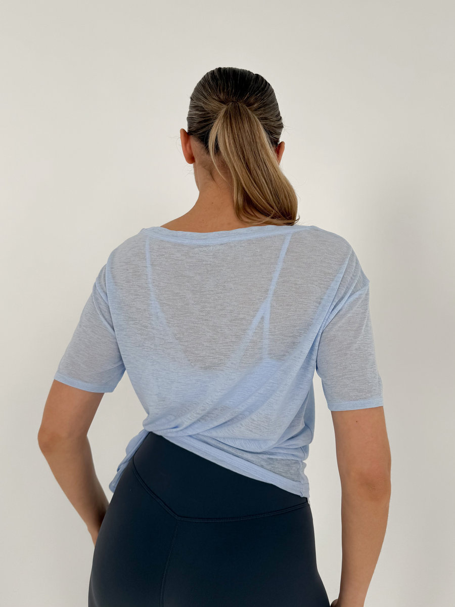 Футболка из полупрозрачной ткани с разрезом спереди