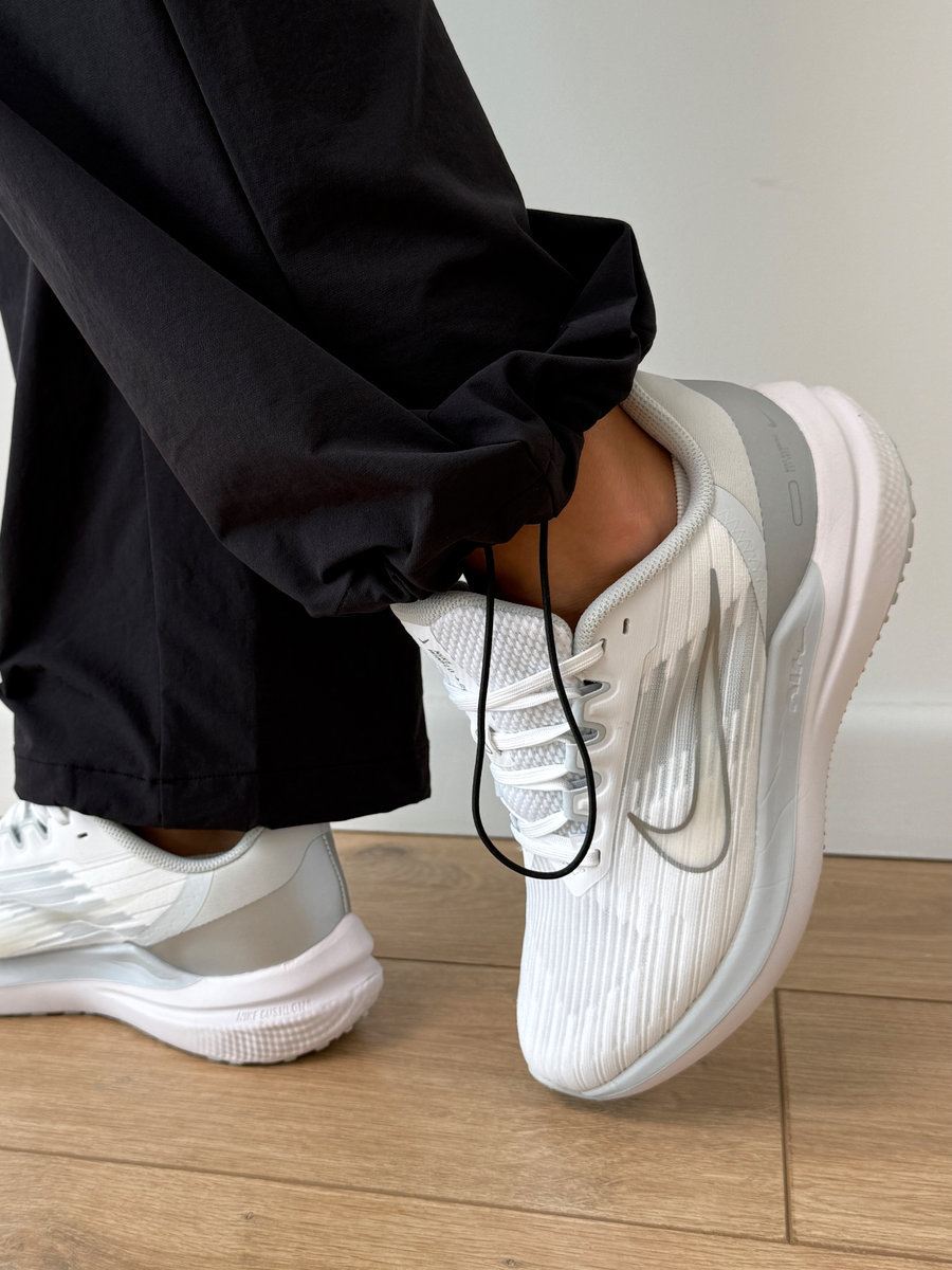 Брюки прямые свободного кроя с утяжкой по низу