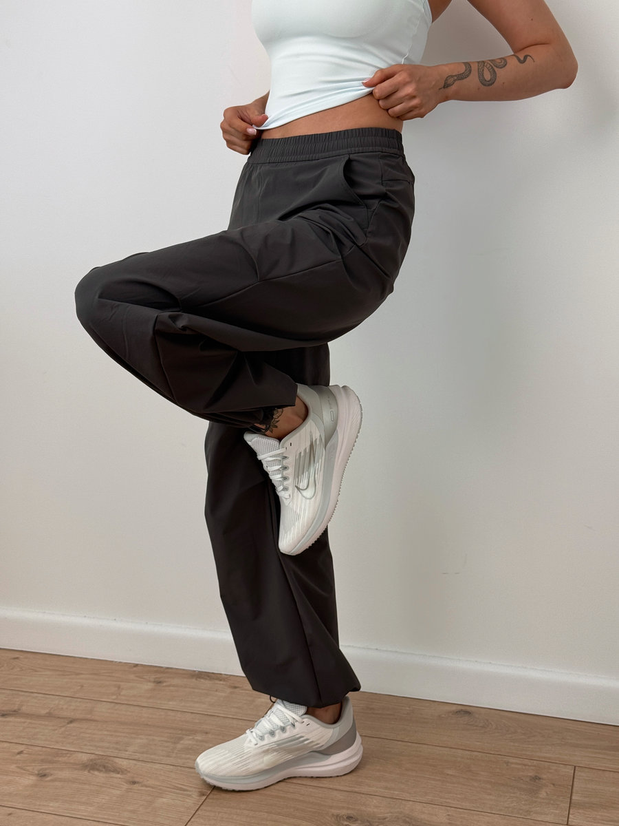 Брюки прямые свободного кроя с утяжкой по низу