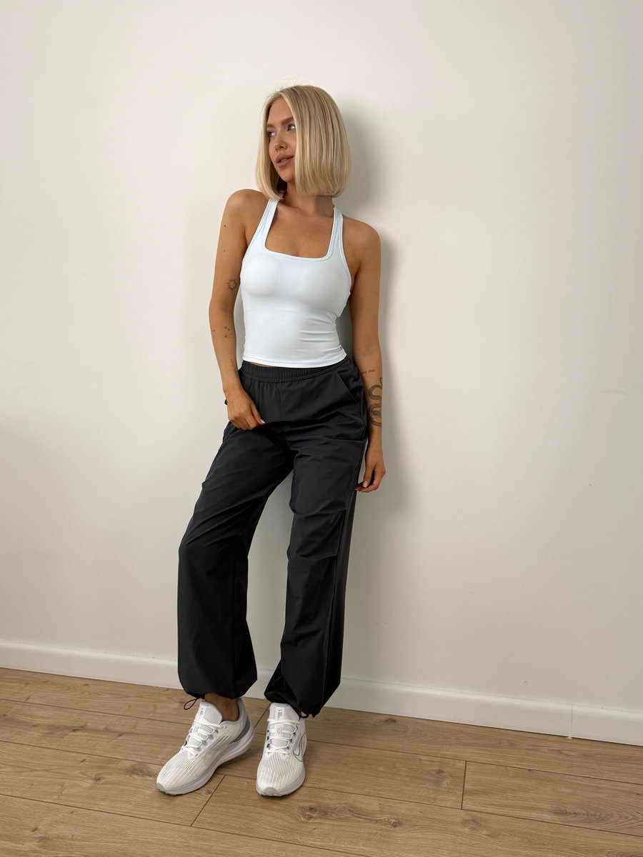 Брюки прямые свободного кроя с утяжкой по низу