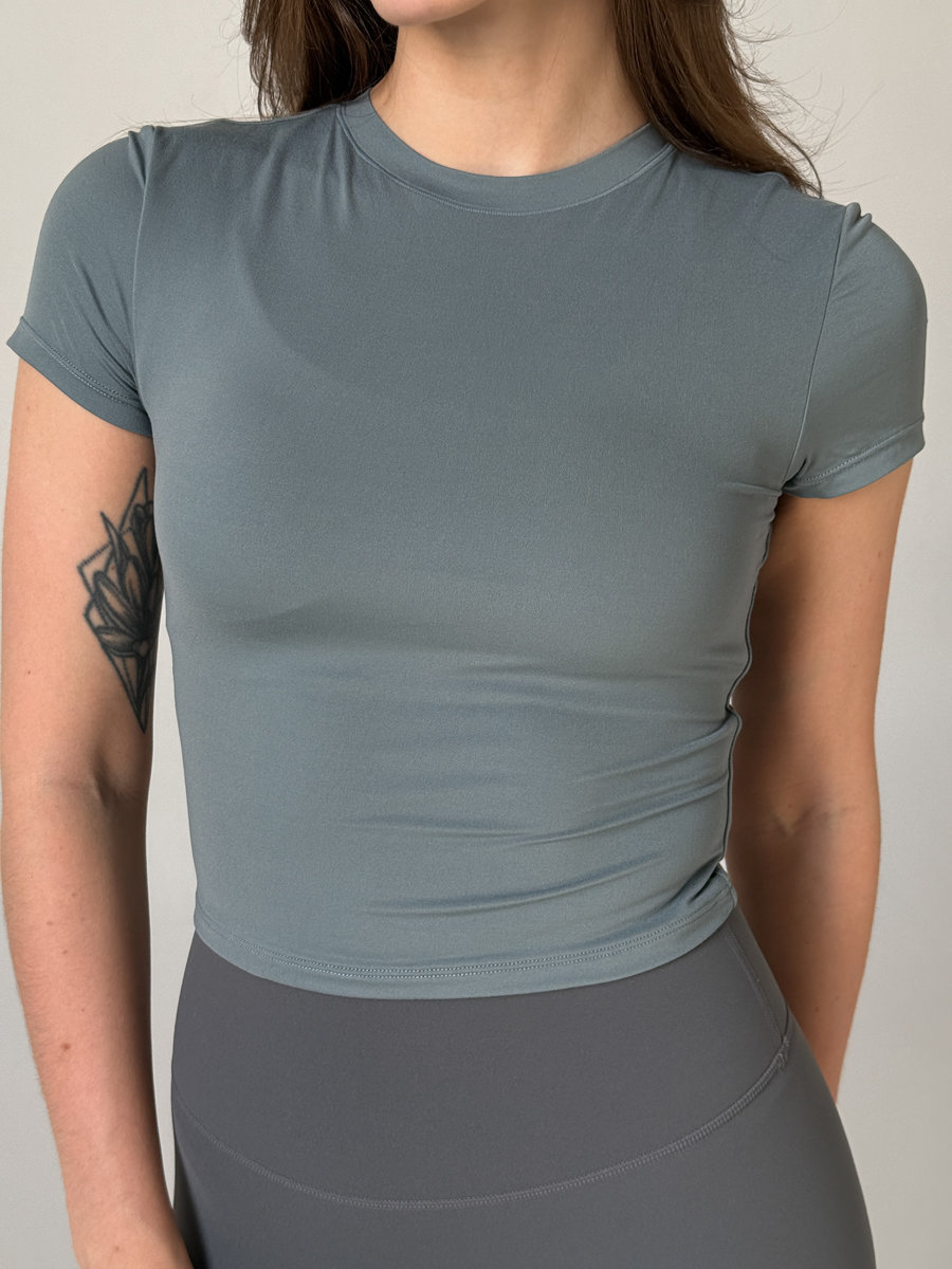 Футболка укороченная приталенная для фитнеса