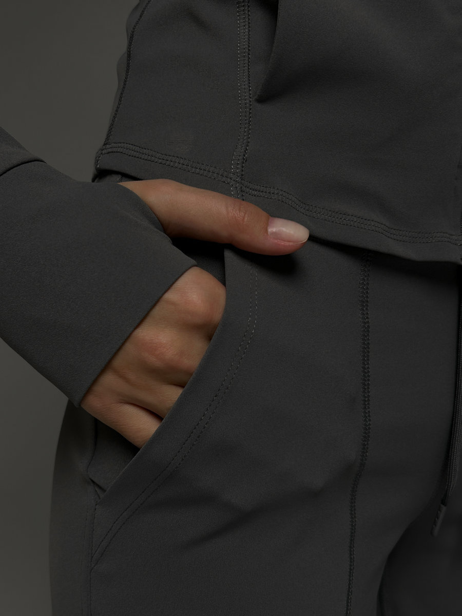 Эластичные брюки-трубы для спорта