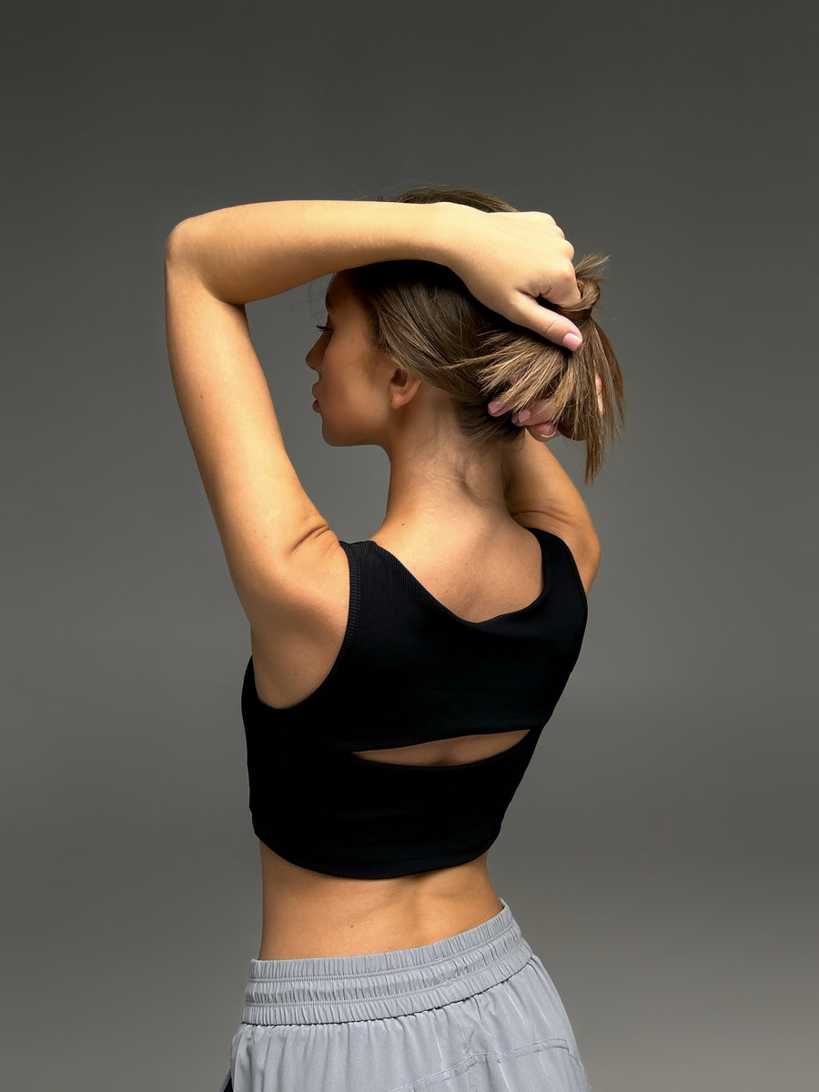 Спортивный топ укороченный с прорезями на груди и спине (Без застежки)