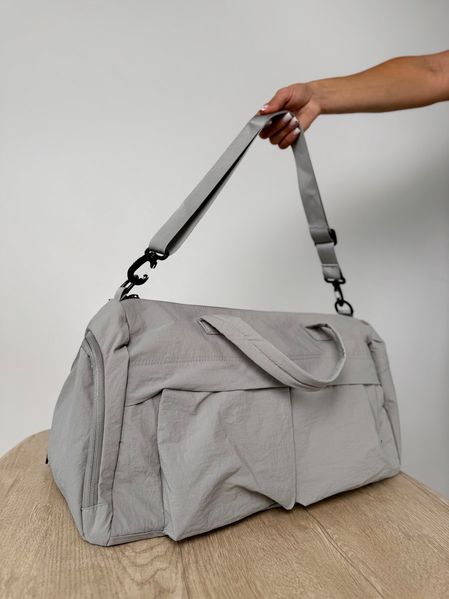 Компактная спортивная сумка для фитнеса из трендовой ткани (серая)