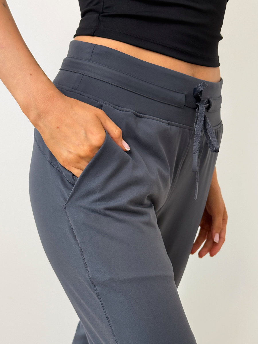 Спортивные брюки-джоггеры со шнурком на талии