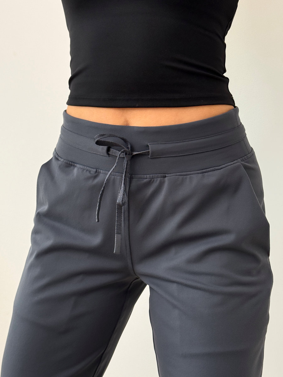 Спортивные брюки-джоггеры со шнурком на талии