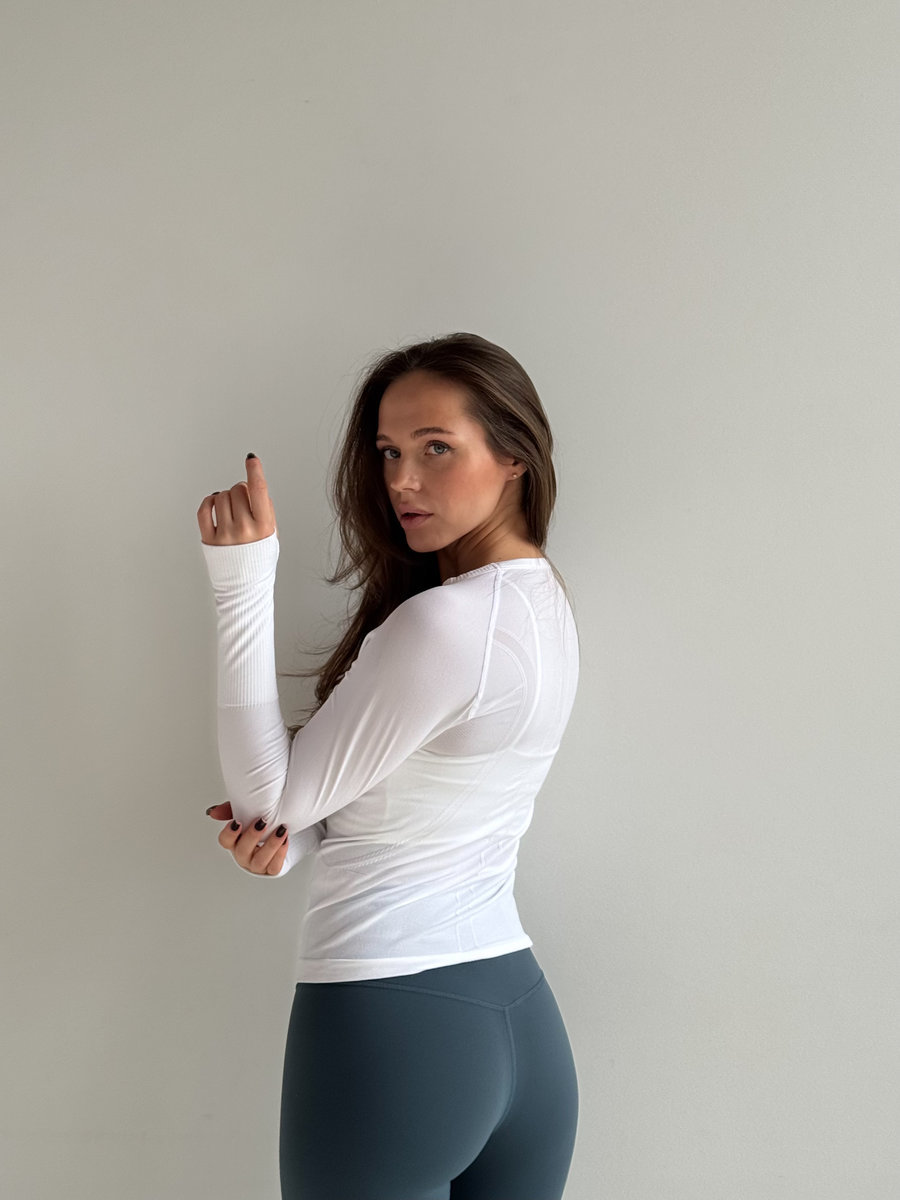 Спортивный рашгард с моделирующими линиями