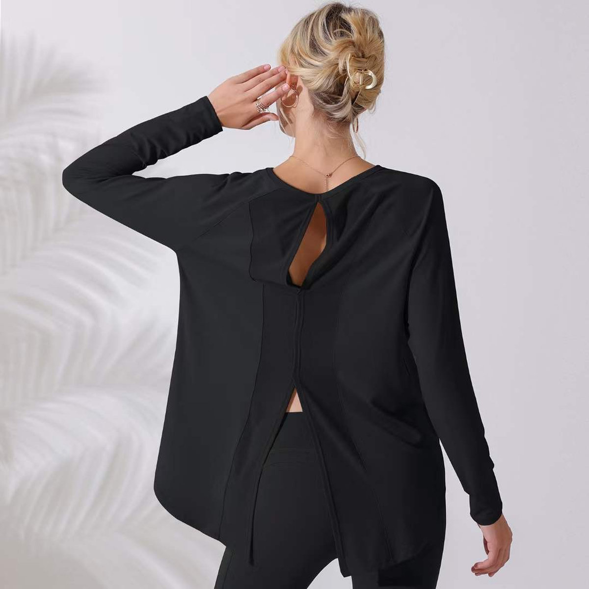 Лонгслив для фитнеса с разрезом и сеточкой на спине